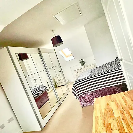 4 Bedroom Town House- Free Parking, Perfect For Families And Contractors Prázdninový dům *