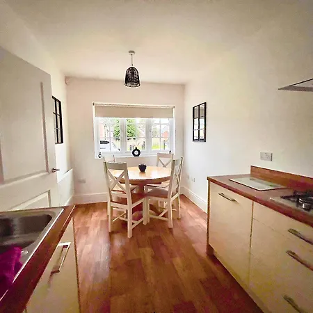 4 Bedroom Town House- Free Parking, Perfect For Families And Contractors Manchester