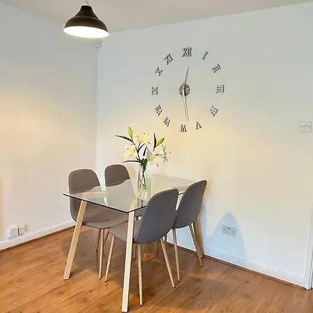 Convenient Centre 3bd With Free Parking Manchester