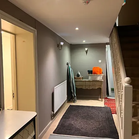 Spacious Basement Studio * Manchester