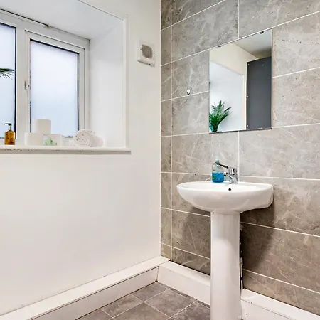 Pass The Keys Salford Haven 3-bed With Garden, Moments From Centre & Media Prázdninový dům *