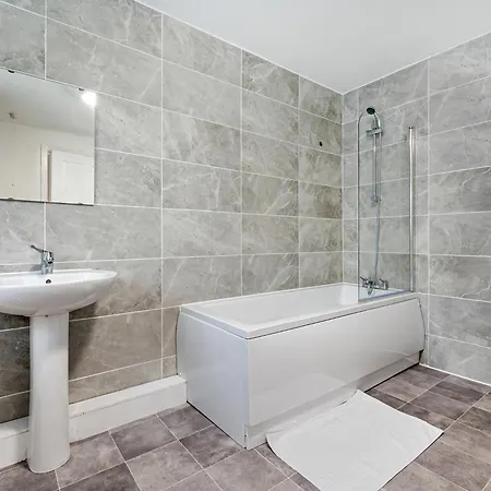 Pass The Keys Salford Haven 3-bed With Garden, Moments From Centre & Media Prázdninový dům