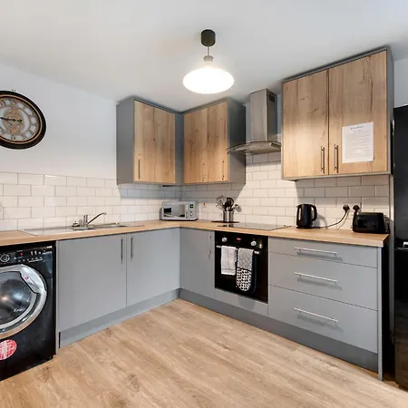 Pass The Keys Salford Haven 3-bed With Garden, Moments From Centre & Media * Manchester