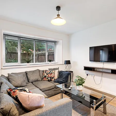 Pass The Keys Salford Haven 3-bed With Garden, Moments From Centre & Media Manchester