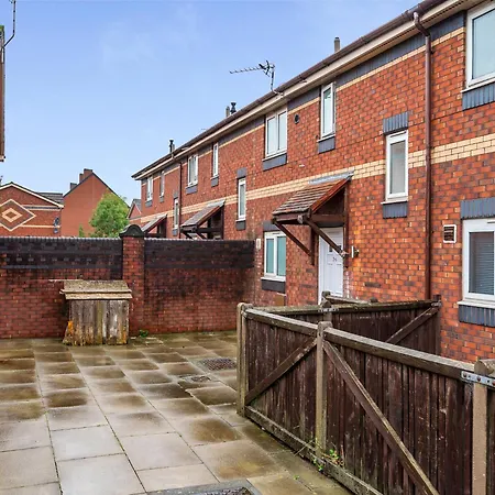 Pass The Keys Salford Haven 3-bed With Garden, Moments From Centre & Media 別荘