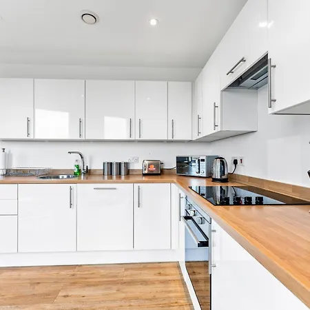 3 Bed 3 Bath Bath Central Penthouse - Parking Apartment Manchester