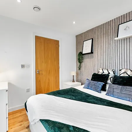 3 Bed 3 Bath Bath Central Penthouse - Parking * Manchester