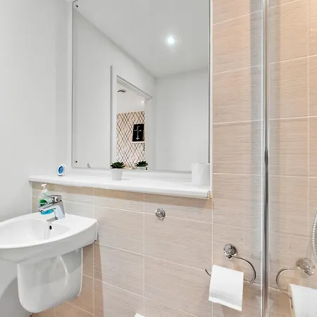 3 Bed 3 Bath Bath Central Penthouse - Parking マンチェスター