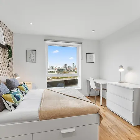 3 Bed 3 Bath Bath Central Penthouse - Parking Manchester