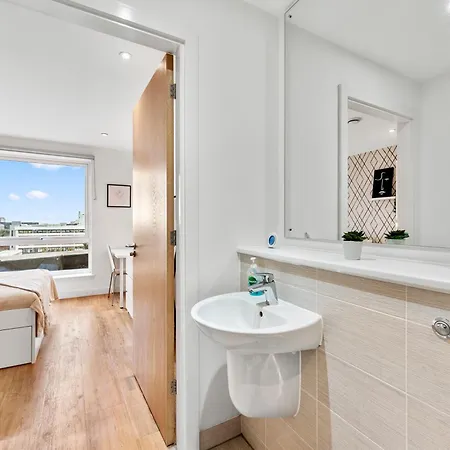 3 Bed 3 Bath Bath Central Penthouse - Parking * Manchester