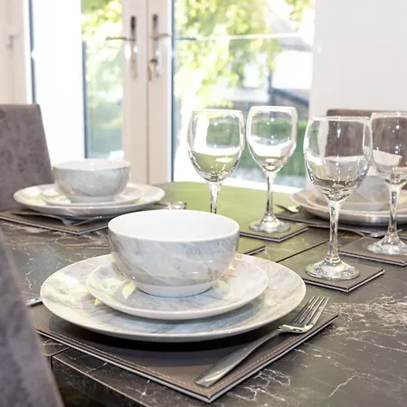 Luxury 2br In Chorlton, Free Parking 아파트