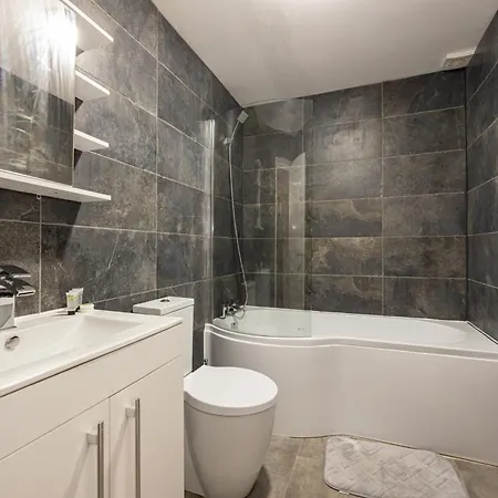Vibrant 2br In Chorlton, Free Parking Apartment