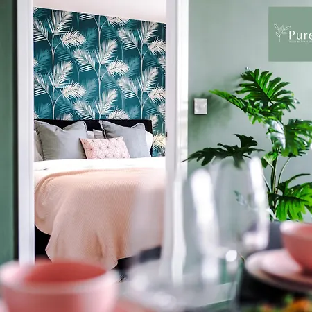 Stunning Two Bed By Purestay Short Lets & Serviced With Free Parking & Wifi *