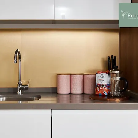 Stylish 5-bedroom Retreat Sleeps 9 By Purestay 別荘 *