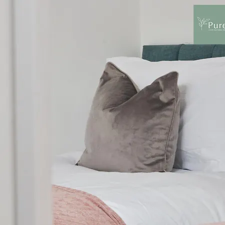 Luxury 5-bedroom House Sleeps 9 With Private Garden By Purestay 度假居