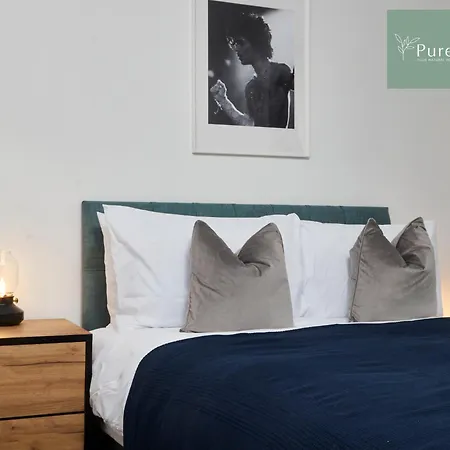 Stunning 5 Bed House By Purestay Short Lets & Serviced With Parking Holiday home *