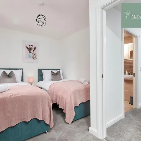 Stunning 5 Bed House By Purestay Short Lets & Serviced With Parking *