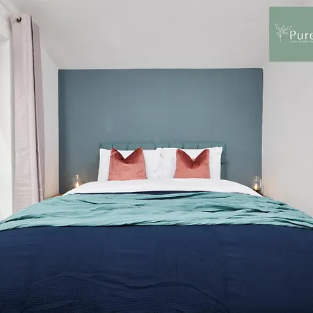 Stunning 5 Bed House By Purestay Short Lets & Serviced With Parking Holiday home *