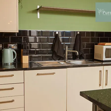 Fabulous House - 5 Beds Sleeps 8 - Free Parking - By Purestay בית נופש *