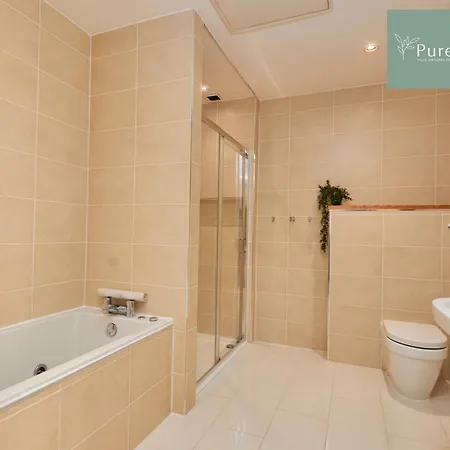 Fabulous House - 5 Beds Sleeps 8 - Free Parking - By Purestay בית נופש מנצ'סטר