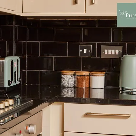 בית נופש Fabulous House - 5 Beds Sleeps 8 - Free Parking - By Purestay