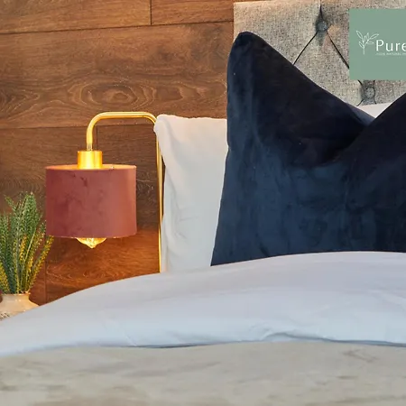 Fabulous House - 5 Beds Sleeps 8 - Free Parking - By Purestay *