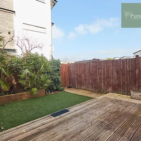Superb House Near Etihad With Free Parking Sleeps 8 Holiday home