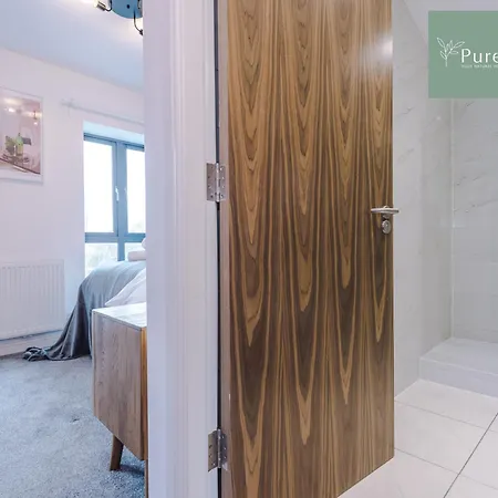 Modern 5 Bedroom House In By Purestay - Short With Service & Free Parking Manchester