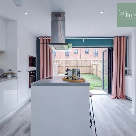 Purestay Manchester: Stylish Five-bedroom House With Free Parking * Manchester