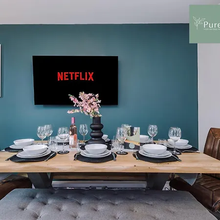 Stylish Five Bedroom House By Purestay Short & Serviced Free Parking 맨체스터
