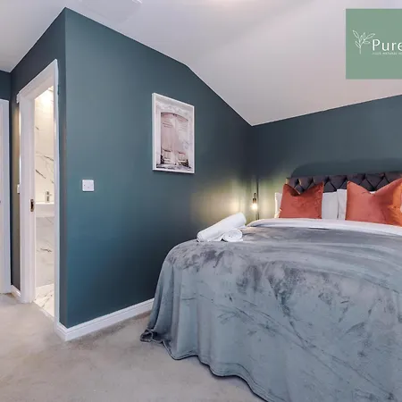 Spacious 5-bedroom Contractor House Sleeps 7 With Parking By Purestay 別荘 *