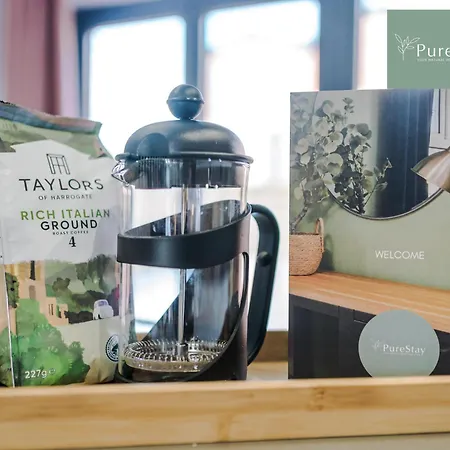 Spacious 5-bedroom Contractor House Sleeps 7 With Parking By Purestay 別荘 *