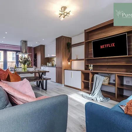 Purestay Manchester: Five-bedroom House With Free Parking *