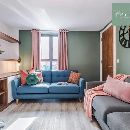 別荘 Spacious 5-bedroom Contractor House Sleeps 7 With Parking By Purestay マンチェスター