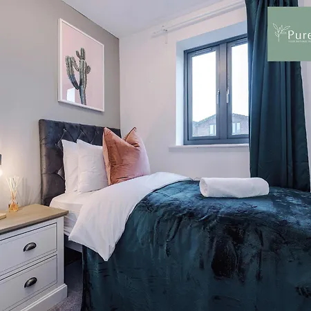 Spacious 5-bedroom Contractor House Sleeps 7 With Parking By Purestay 펜션 맨체스터
