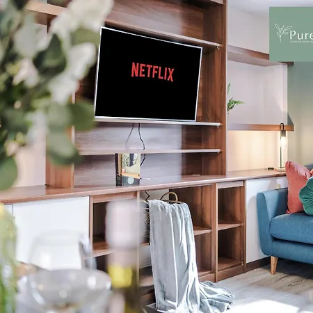 別荘 Spacious 5-bedroom Contractor House Sleeps 7 With Parking By Purestay マンチェスター