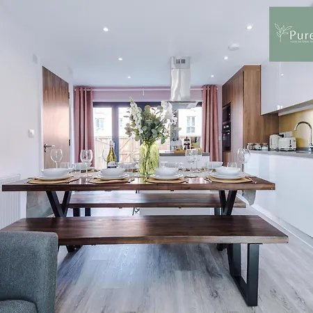 Spacious 5-bedroom Contractor House Sleeps 7 With Parking By Purestay