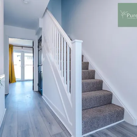 فيلة Stunning House In For Business & Leisure - Wi-fi & Parking By Purestay Serviced مانشستر