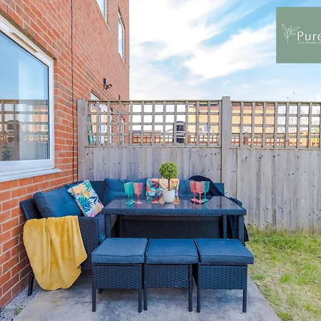 Stunning House In For Business & Leisure - Wi-fi & Parking By Purestay Serviced Villa *
