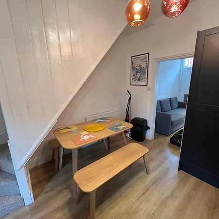 Altrincham Terrace - 2 Bedroom House - Free Parking - Sleeps 6 - Near Tram Stop Сasa de vacaciones Mánchester