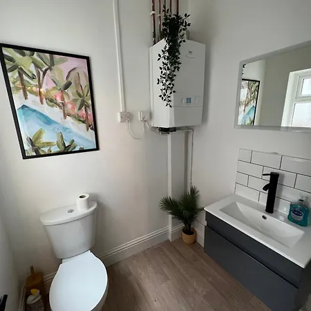 Altrincham Terrace - 2 Bedroom House - Free Parking - Sleeps 6 - Near Tram Stop Holiday home