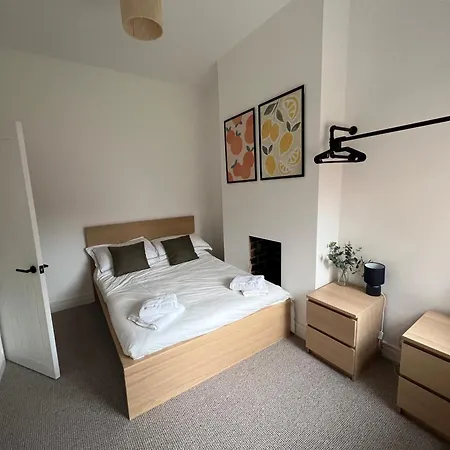 Holiday home Altrincham Terrace - 2 Bedroom House - Free Parking - Sleeps 6 - Near Tram Stop