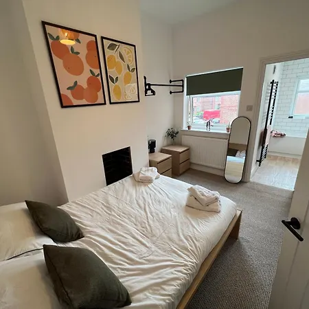 Altrincham Terrace - 2 Bedroom House - Free Parking - Sleeps 6 - Near Tram Stop * Mánchester