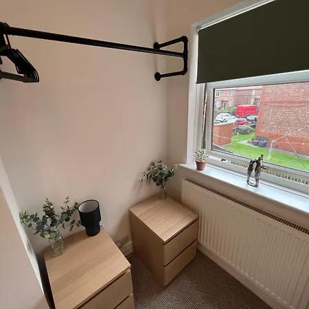 Holiday home Altrincham Terrace - 2 Bedroom House - Free Parking - Sleeps 6 - Near Tram Stop *