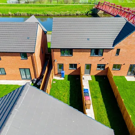 Stunning 2-bed House In With Canal View *