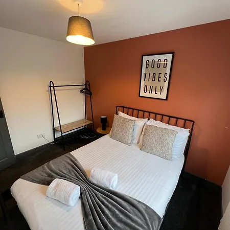 3 Bedroom House With Parking Manchester