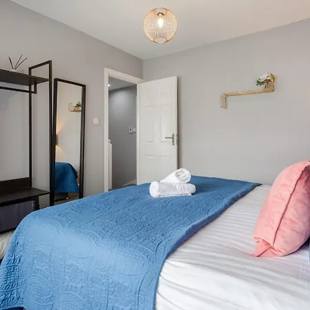 Free Parking 5 Minutes From Centre Manchester