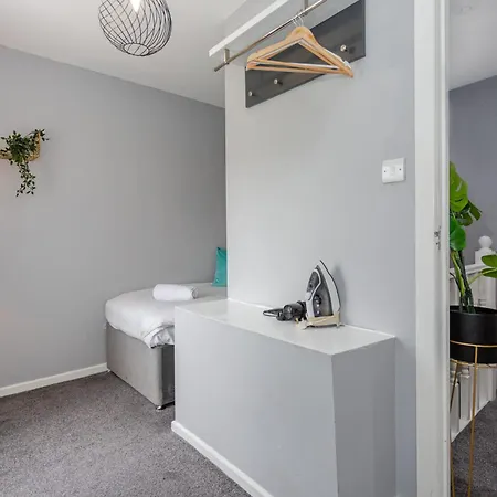 Free Parking 5 Minutes From Centre