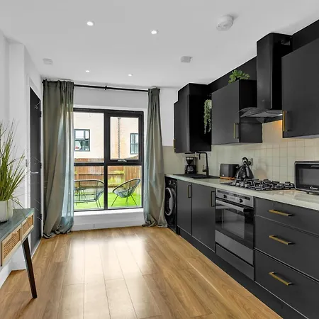 Free Parking Luxury Safari House Manchester