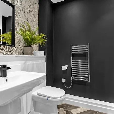 Free Parking Luxury Safari House Manchester